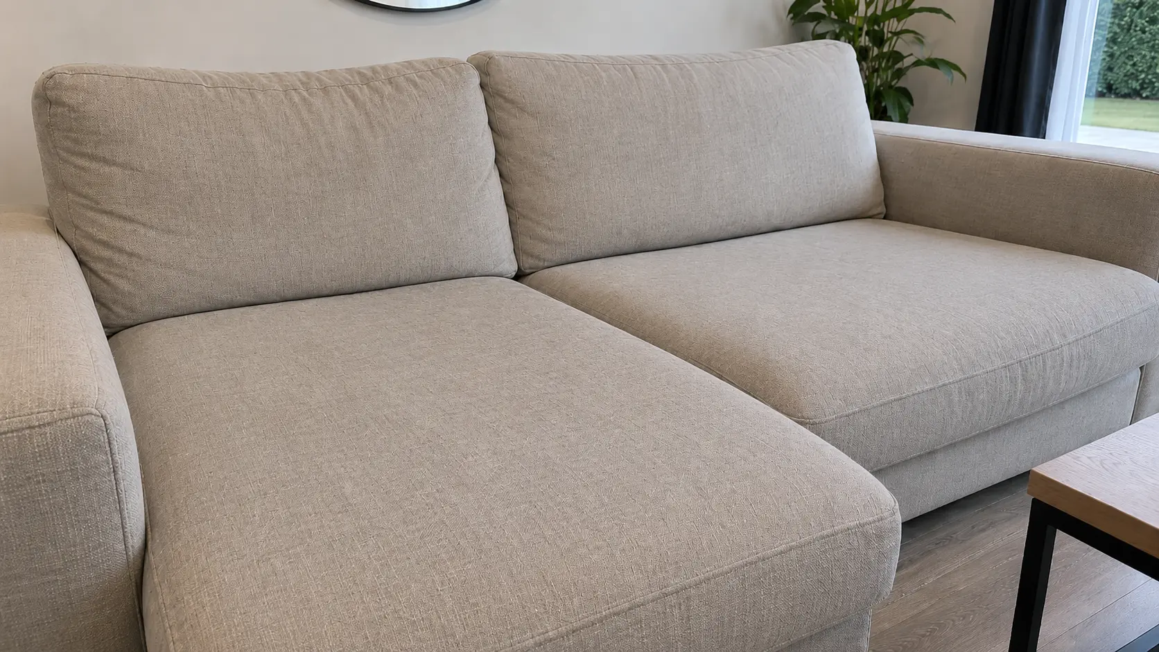 Le même canapé en tissu après nettoyage